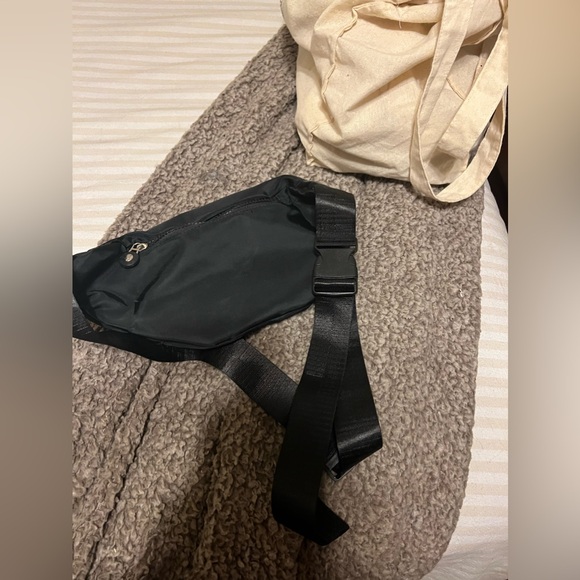 Unisex Basic Black Fanny Pack - Lots of Zipper Pockets - Picture 5 of 10